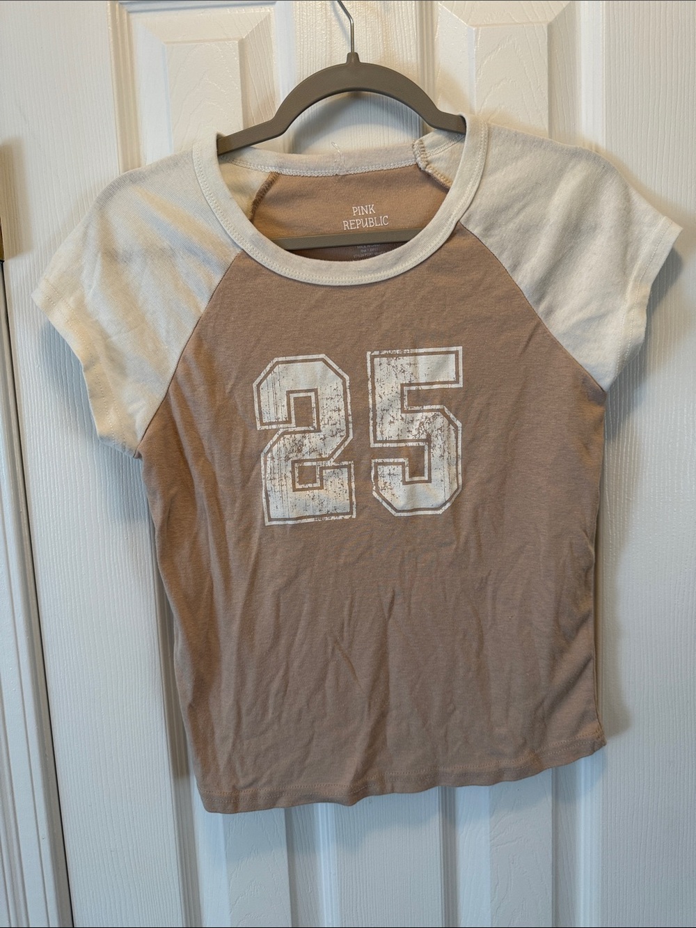 Pink Republic Short Sleeve Raglan Tee in Tan and Cream with '25' Graphic
